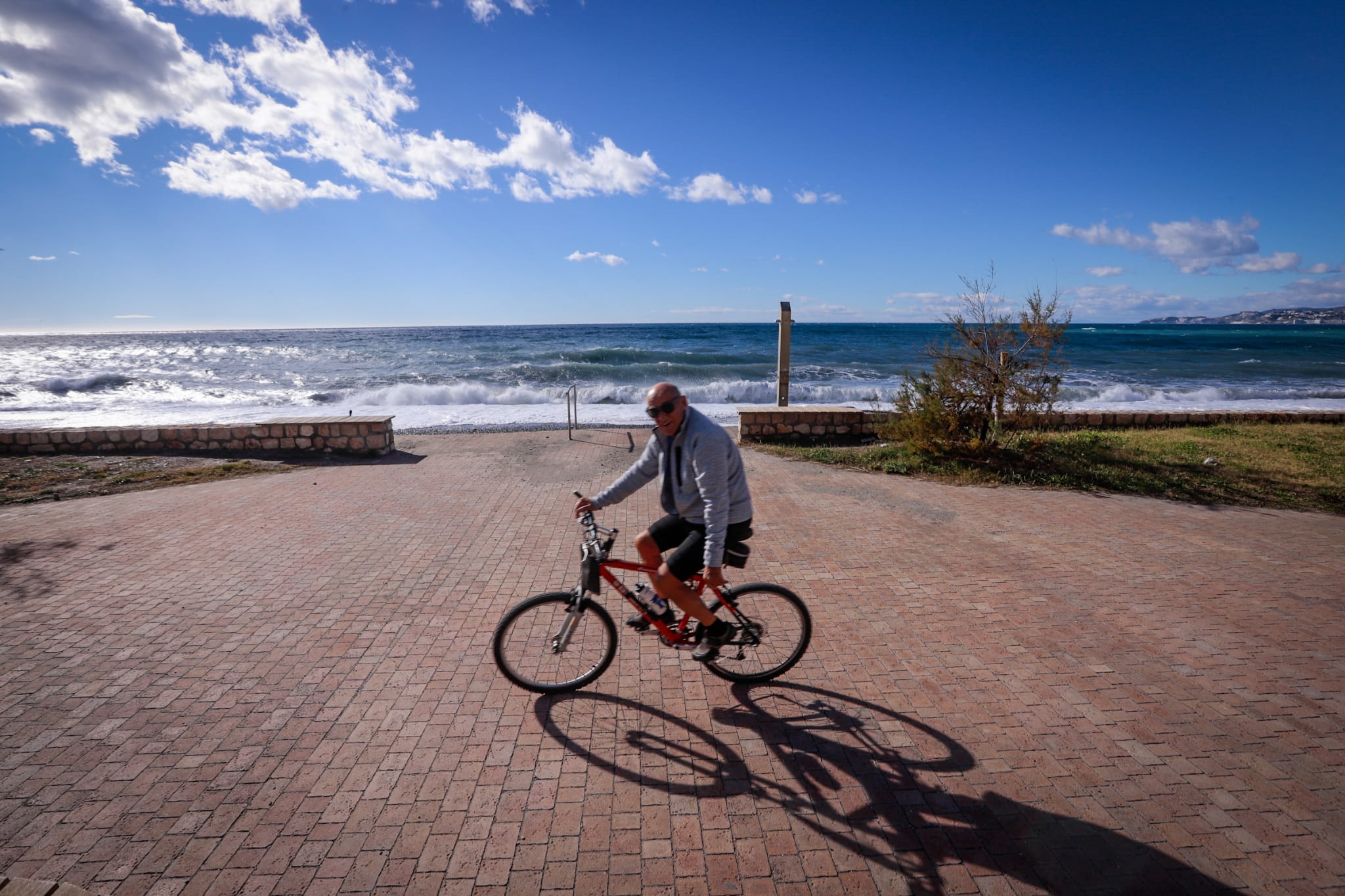 El sol anima a los vecinos de la capital a bajar al litoral, donde los más atrevidos se bañan en pleno mes de diciembre