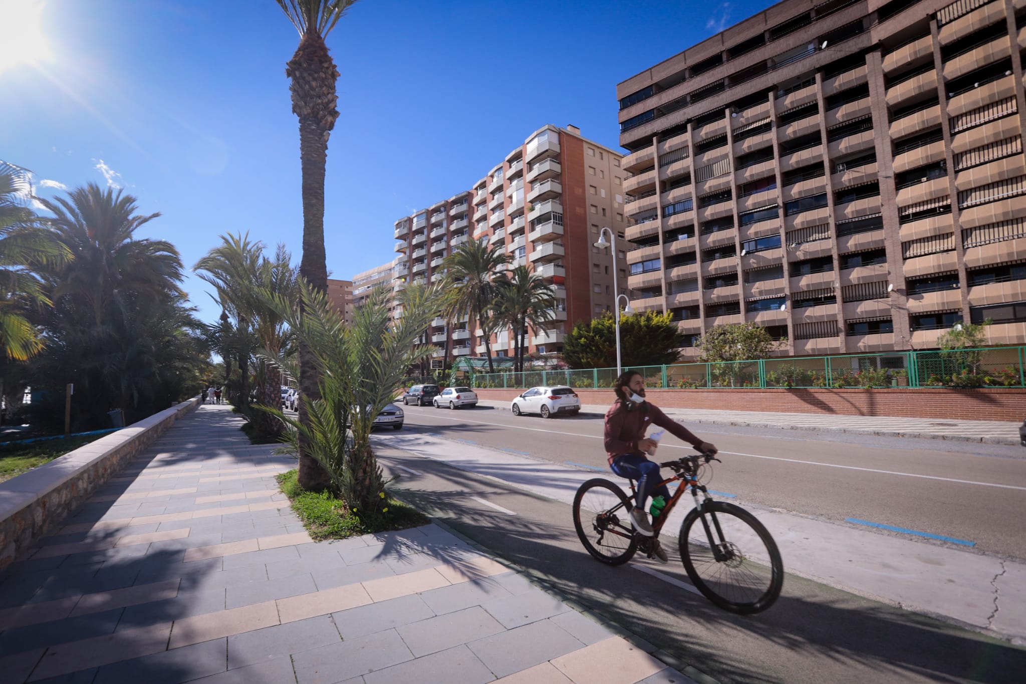 El sol anima a los vecinos de la capital a bajar al litoral, donde los más atrevidos se bañan en pleno mes de diciembre