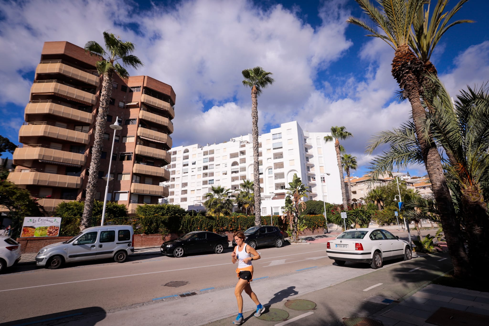 El sol anima a los vecinos de la capital a bajar al litoral, donde los más atrevidos se bañan en pleno mes de diciembre