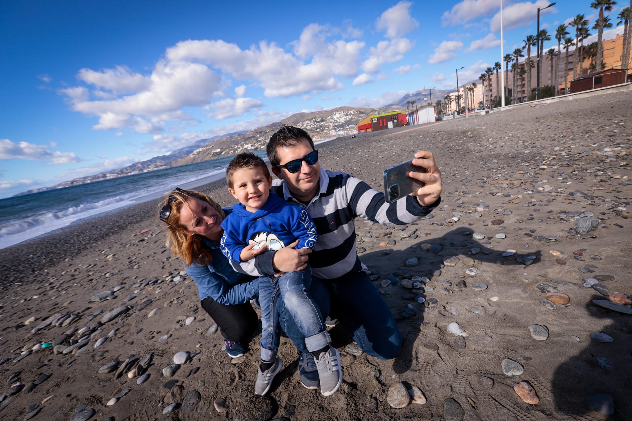 El sol anima a los vecinos de la capital a bajar al litoral, donde los más atrevidos se bañan en pleno mes de diciembre