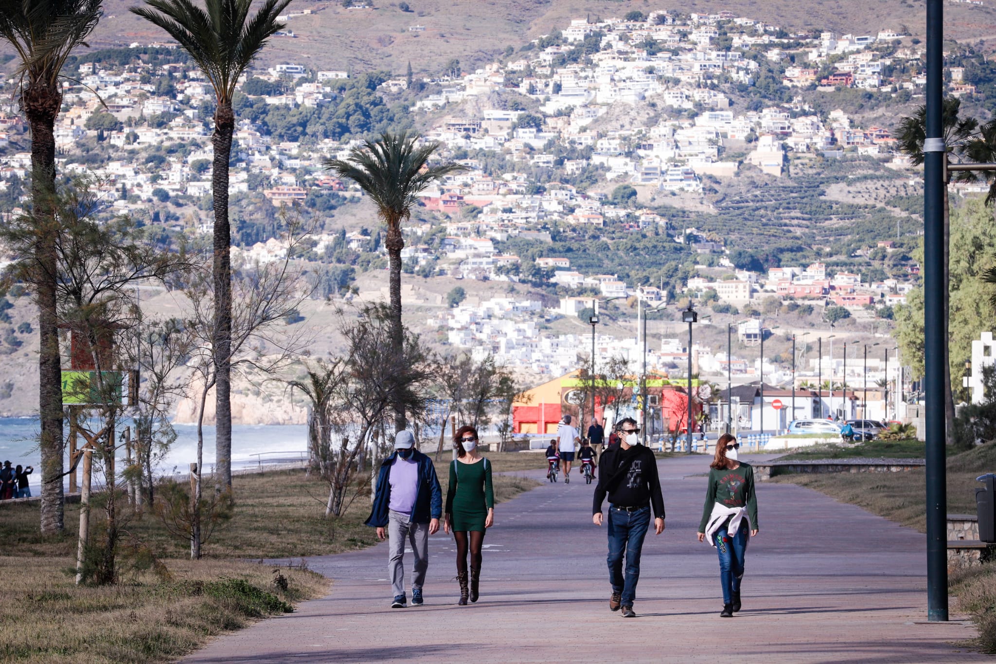 El sol anima a los vecinos de la capital a bajar al litoral, donde los más atrevidos se bañan en pleno mes de diciembre