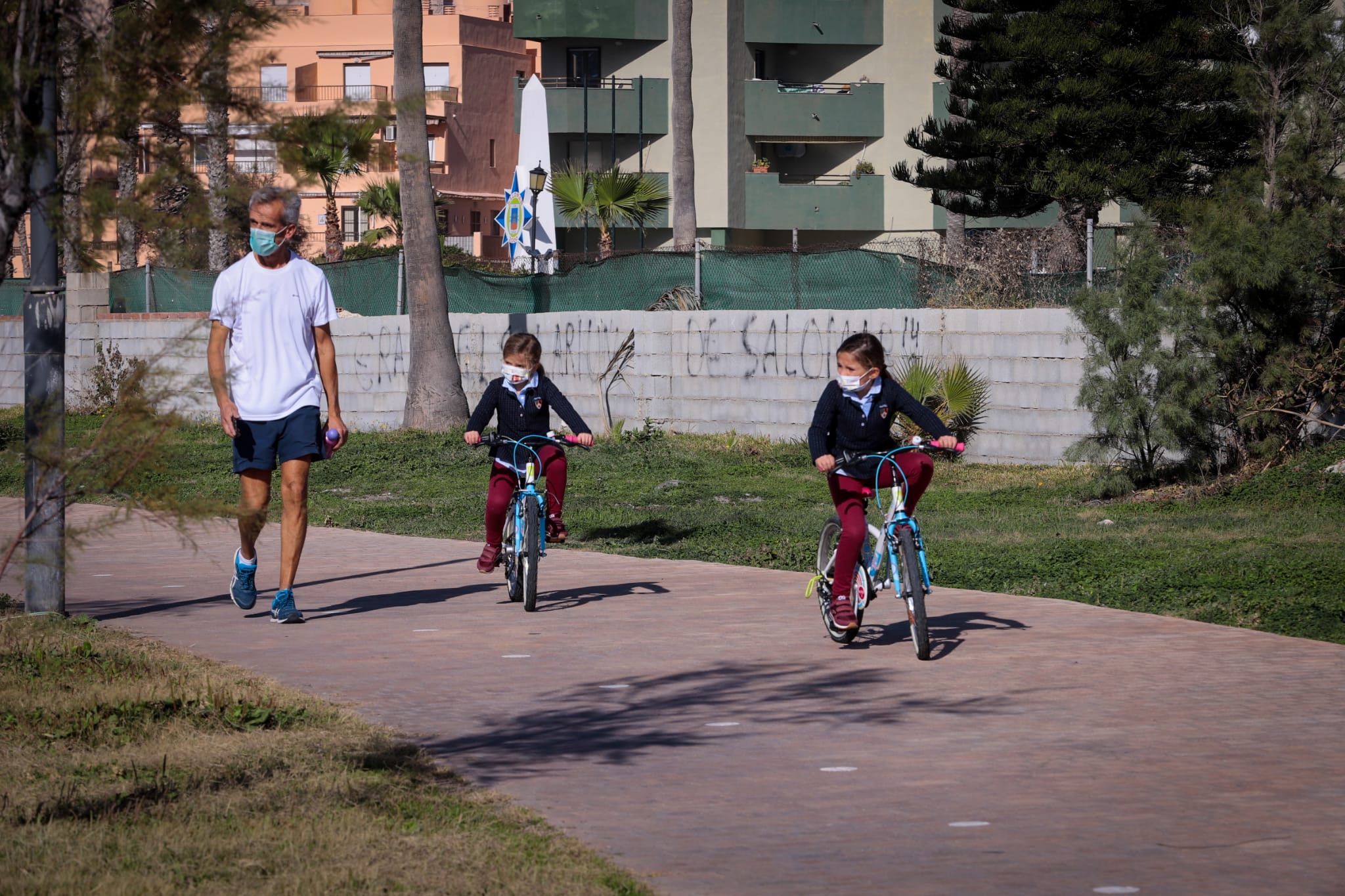 El sol anima a los vecinos de la capital a bajar al litoral, donde los más atrevidos se bañan en pleno mes de diciembre