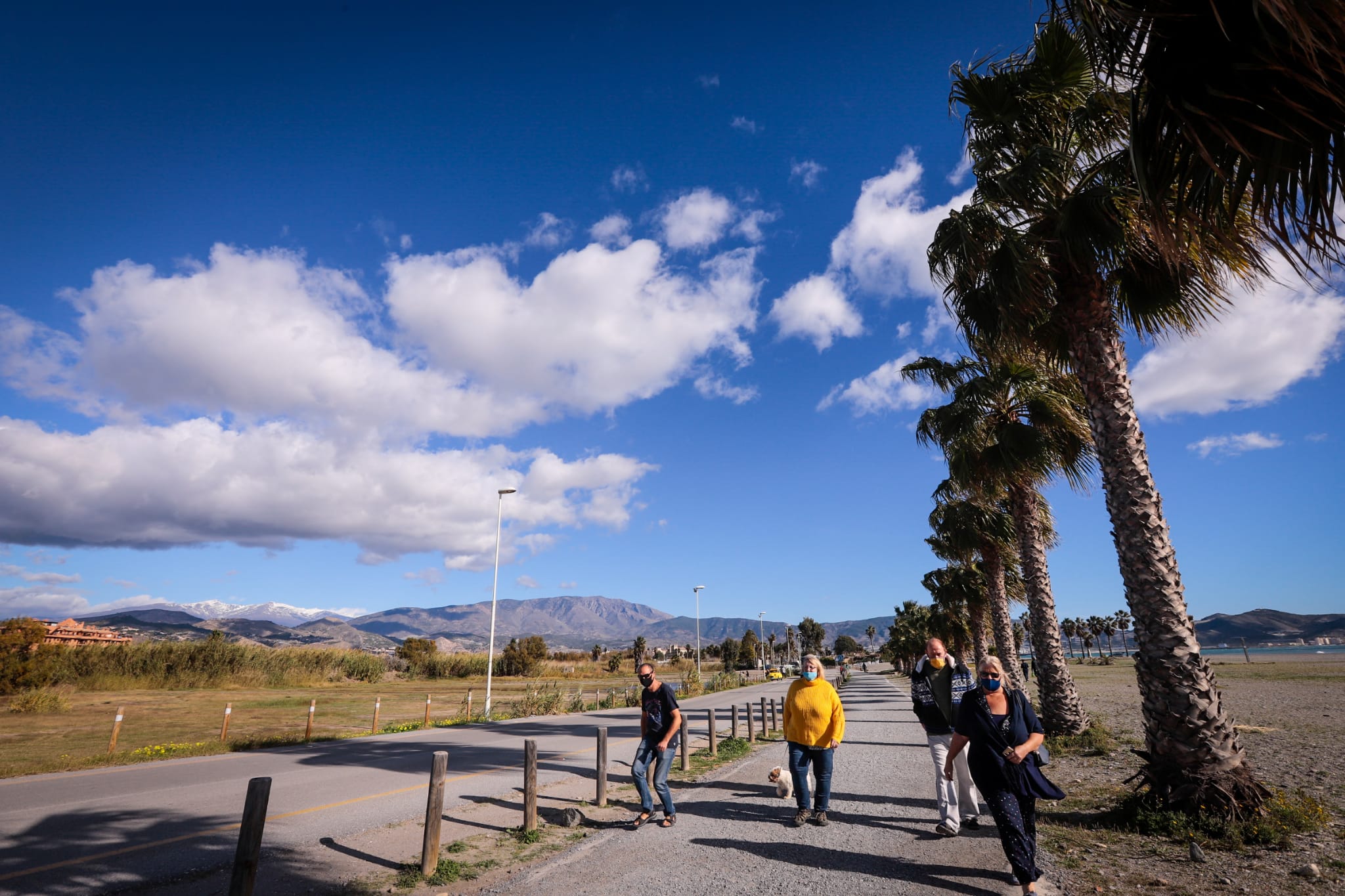 El sol anima a los vecinos de la capital a bajar al litoral, donde los más atrevidos se bañan en pleno mes de diciembre