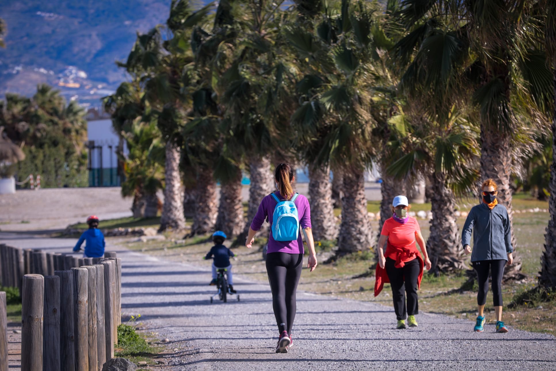 El sol anima a los vecinos de la capital a bajar al litoral, donde los más atrevidos se bañan en pleno mes de diciembre
