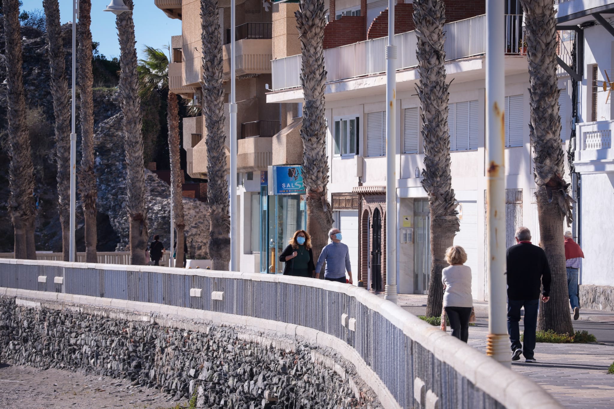 El sol anima a los vecinos de la capital a bajar al litoral, donde los más atrevidos se bañan en pleno mes de diciembre