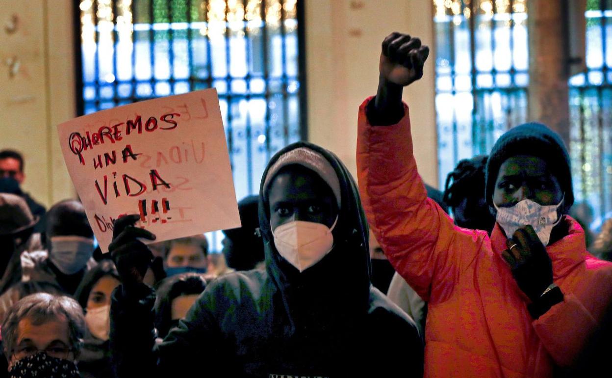Protesta en Badalona tras el incendio.
