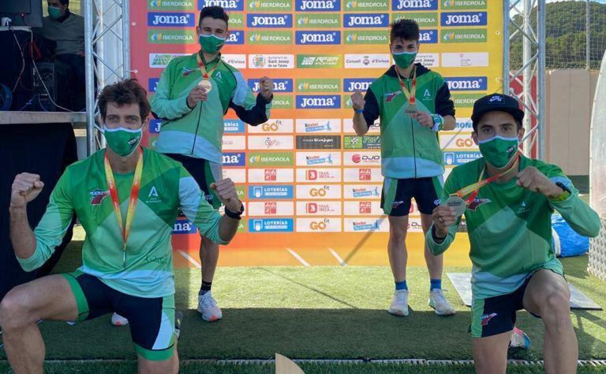 Los corredores andaluces celebran su plata liderados por el granadino Mario Olmedo. 
