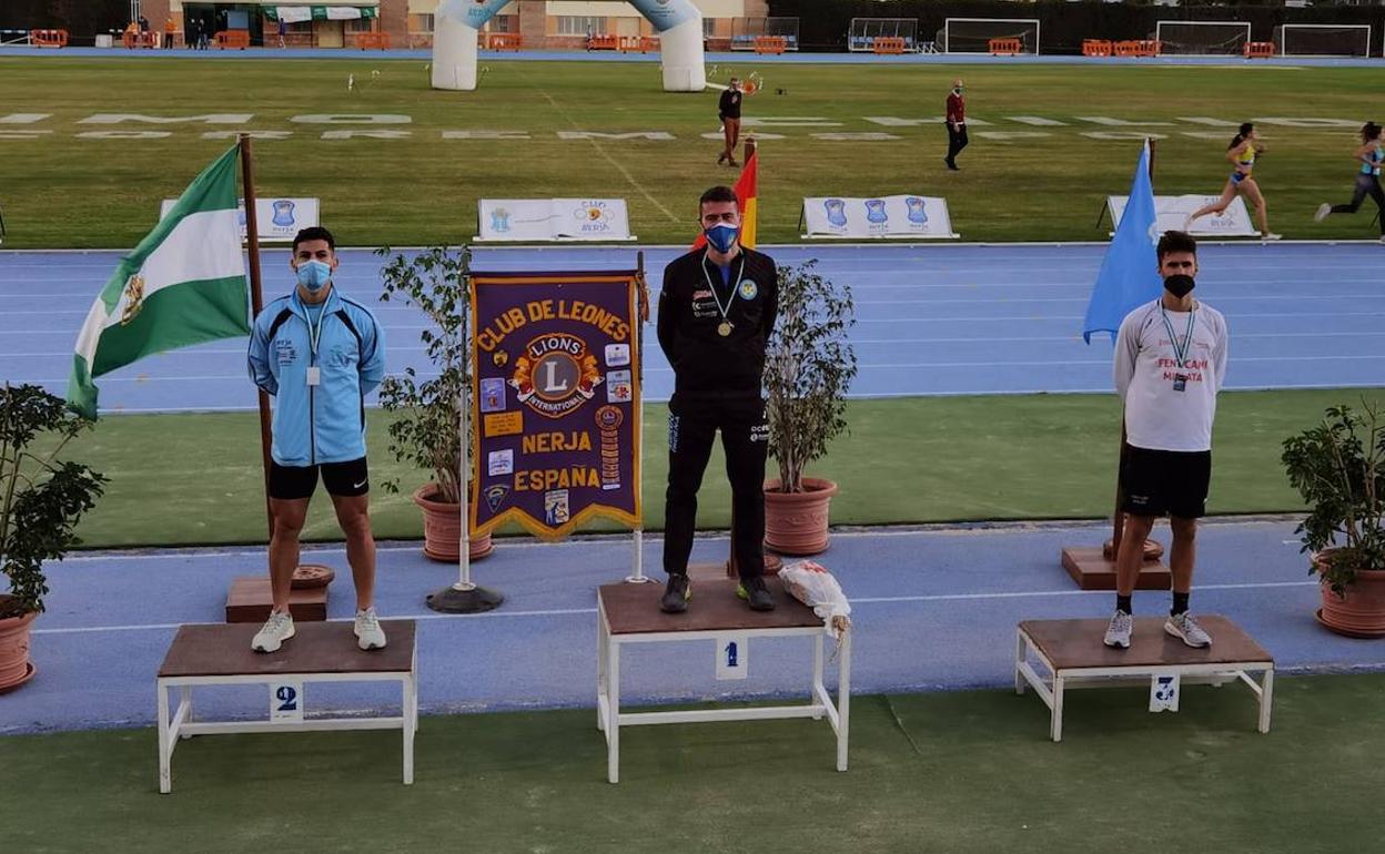 El podio granadino que formaron Pablo Sánchez, Benamar Djellal y Alejandro Estévez en Nerja. 