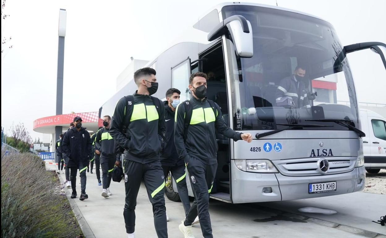 Carlos Neva y Quini, que podría ser titular, charlan en la salida desde la Ciudad Deportiva. 