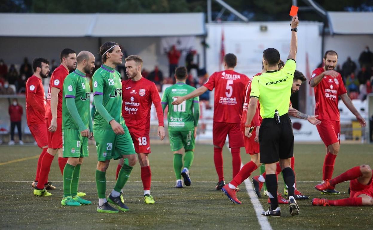 El Mancha Real acabó el partido con nueve jugadores. 