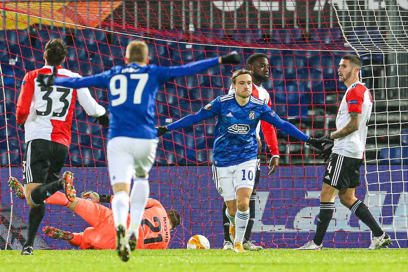 Los futbolistas del Dinamo de Zagreb celebran un gol al Feyenoord. 