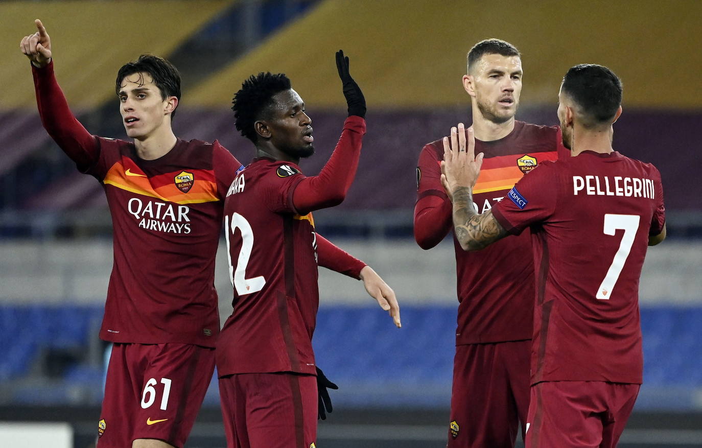 Los futbolistas de la Roma celebran un gol al Young Boys en Europa League. 