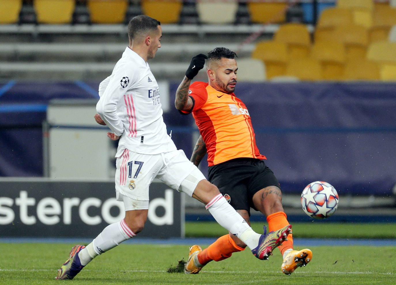 Dentinho cuelga un balón ante el madridista Lucas Vázquez. 