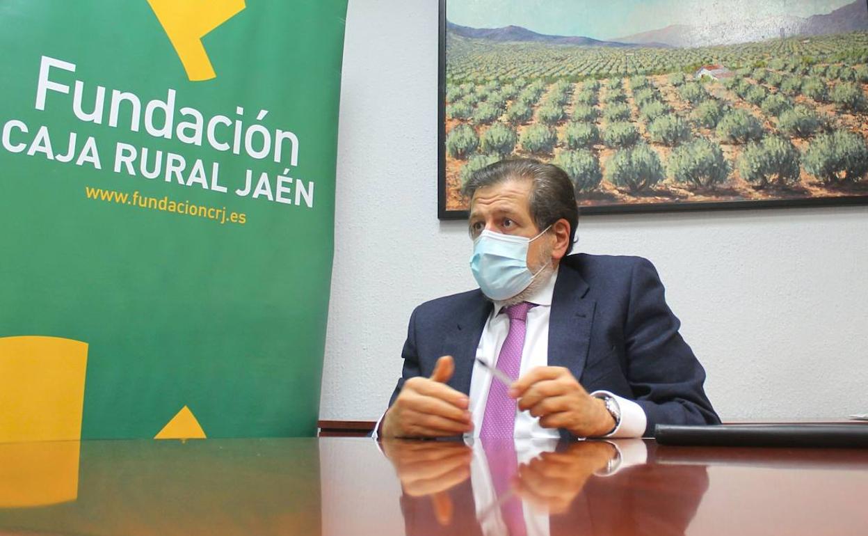 El subdirector de la caja en un momento de la entrevista. 