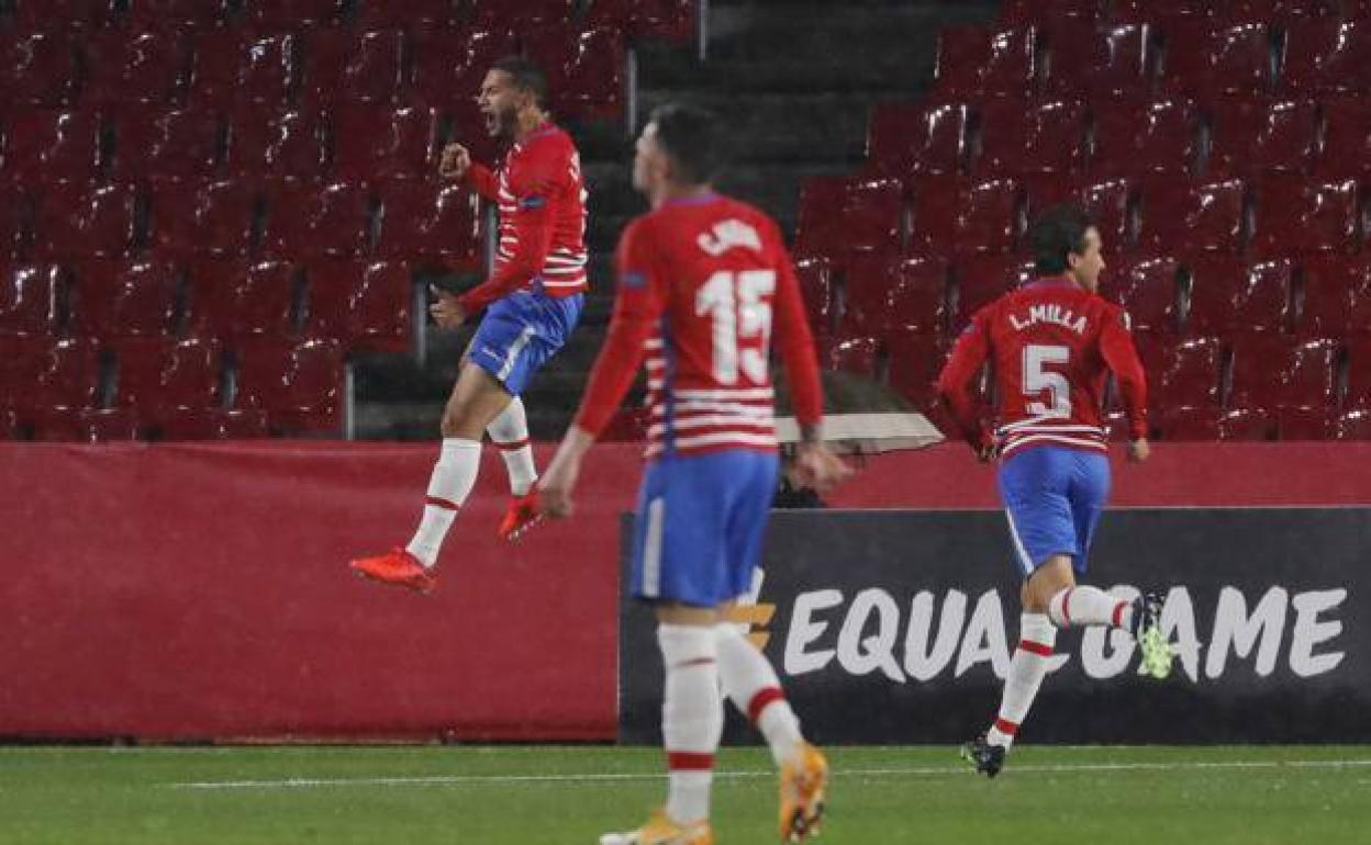 Luis Suárez celebra su gol contra el Omonia en Los Cármenes. 