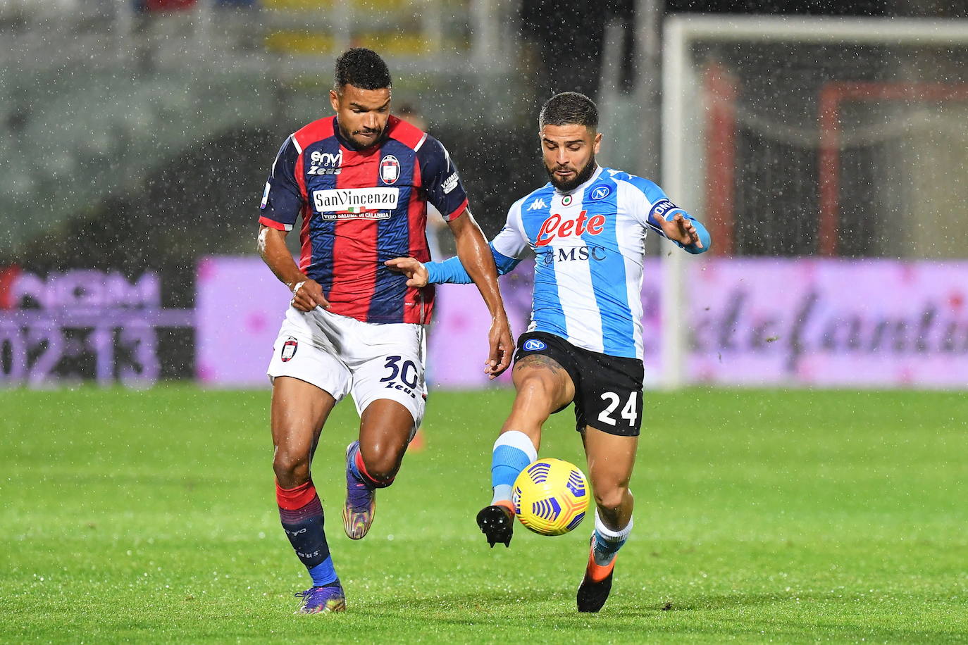 El capitán Lorenzo Insigne, con la equipación en tributo a Maradona ahora convertido en el cuarto uniforme oficial del equipo esta temporada. 