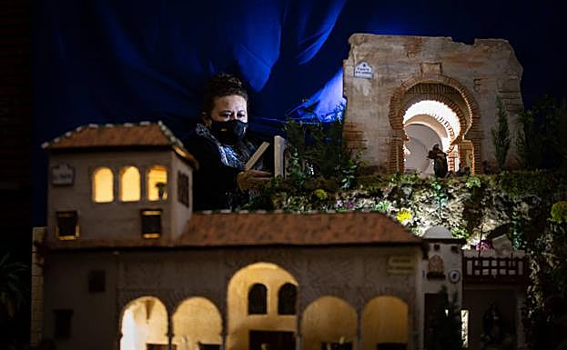 Galería. Últimos retoques al belén del Madoc, inspirado en edificios de Granada, que ya está abierto al público. 
