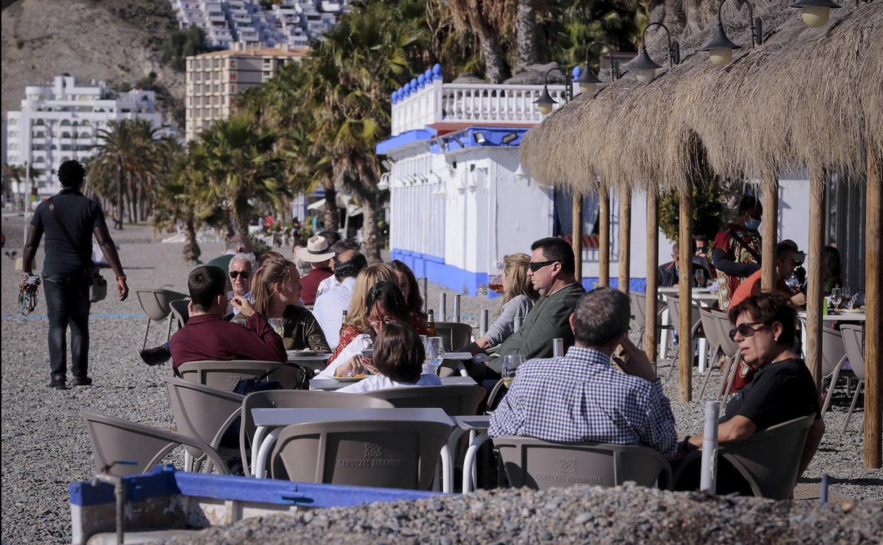 Costa de Granada | El alivio de las medidas solo 'reabre' dos chiringuitos y el sector confía en el tiempo de cara a Navidad