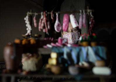 Imagen secundaria 1 - Preparando el belén municipal, ya inaugurado. 