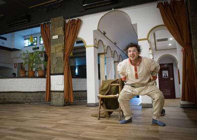 Imagen secundaria 1 - Preparándose para la actuación. 