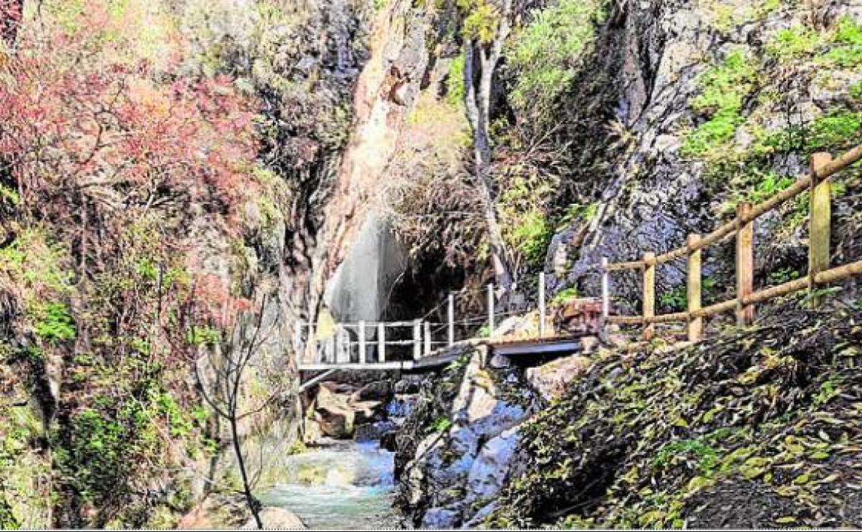 Pasarela dispuesta para facilitar el acceso.