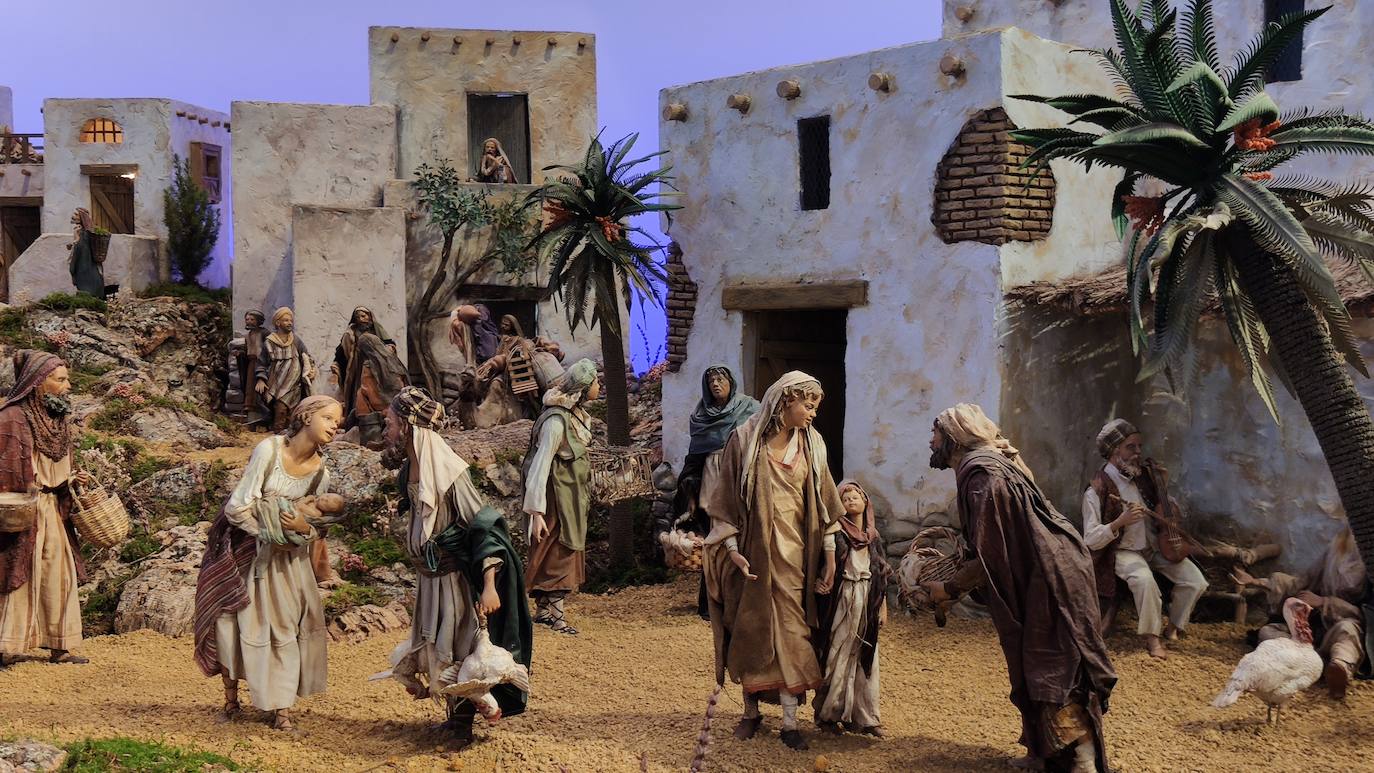 La exposición muestra belenes de los cinco continentes. 