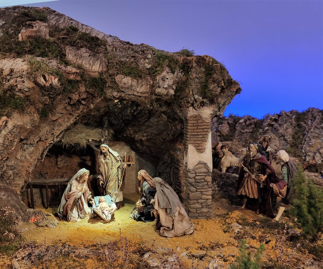 La exposición muestra belenes de los cinco continentes. 