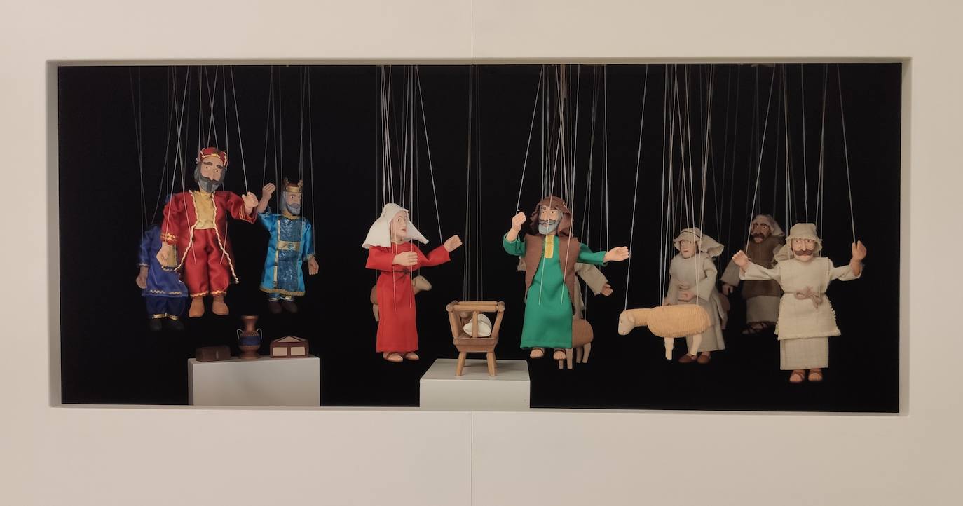 La exposición muestra belenes de los cinco continentes. 