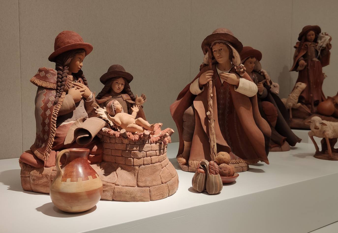 La exposición muestra belenes de los cinco continentes. 