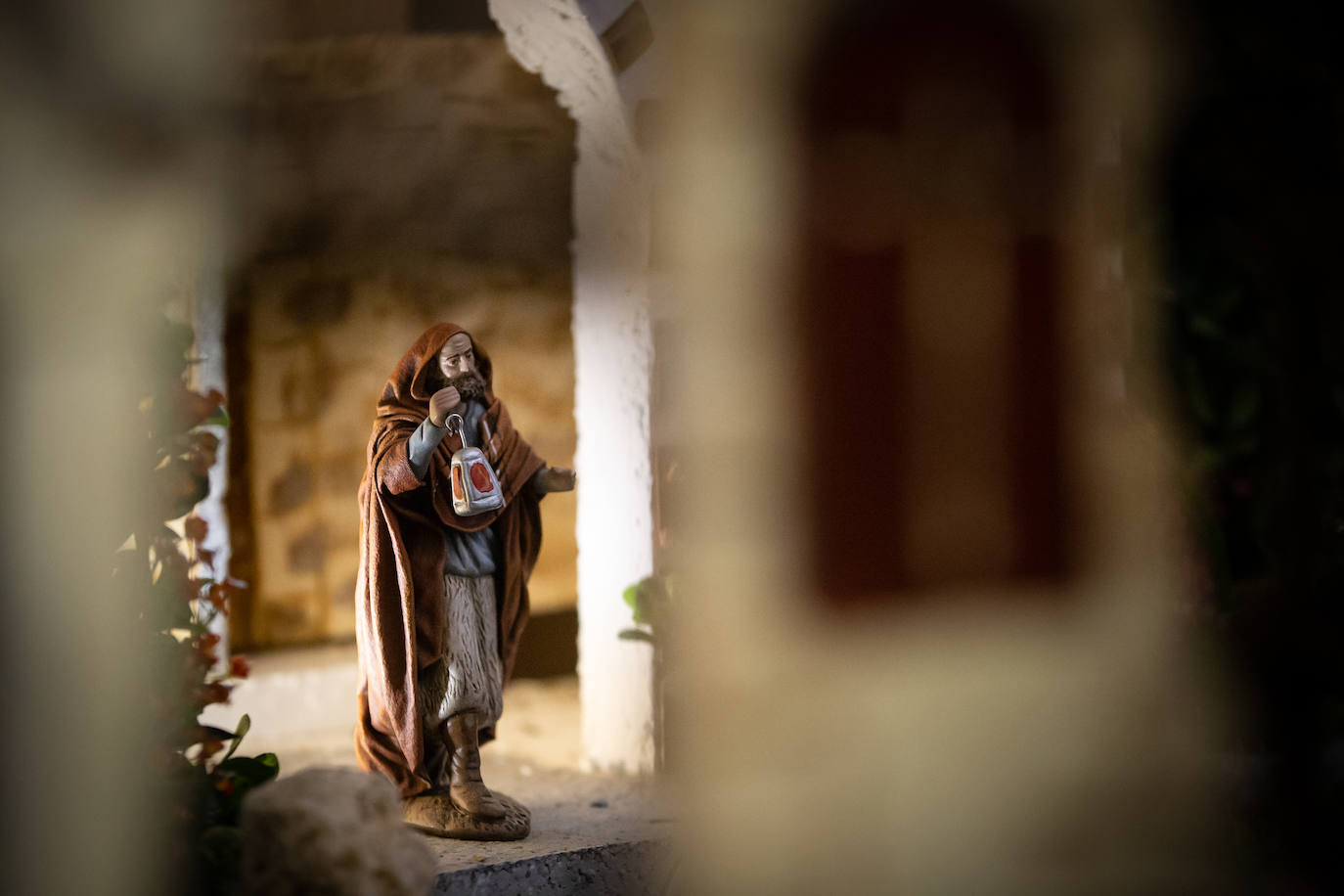 Últimos detalles al belén del Madoc, ya abierto. 