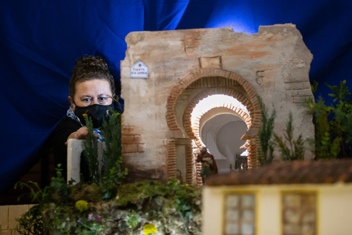 Últimos detalles al belén del Madoc, ya abierto. 