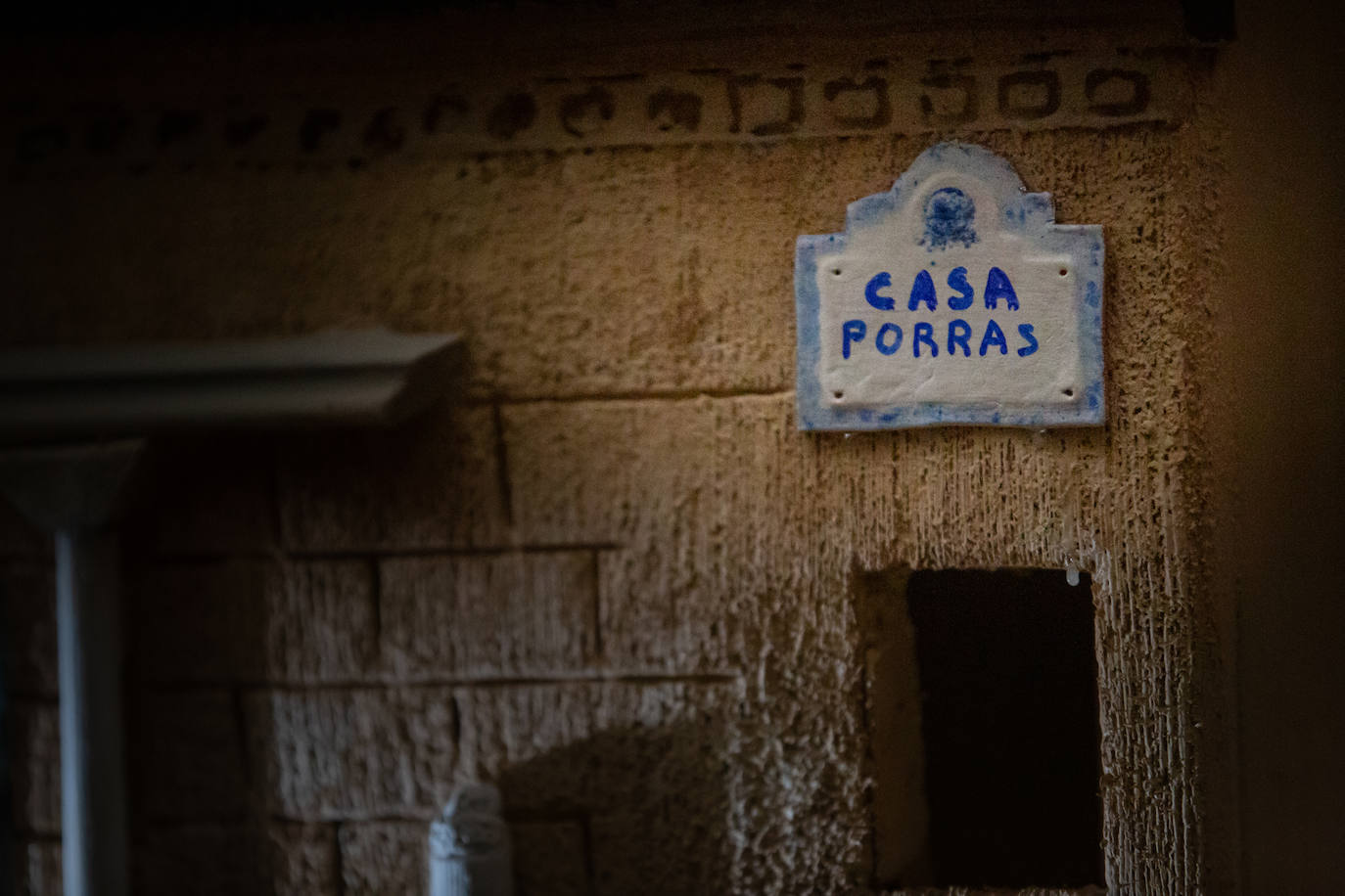 Últimos detalles al belén del Madoc, ya abierto. 