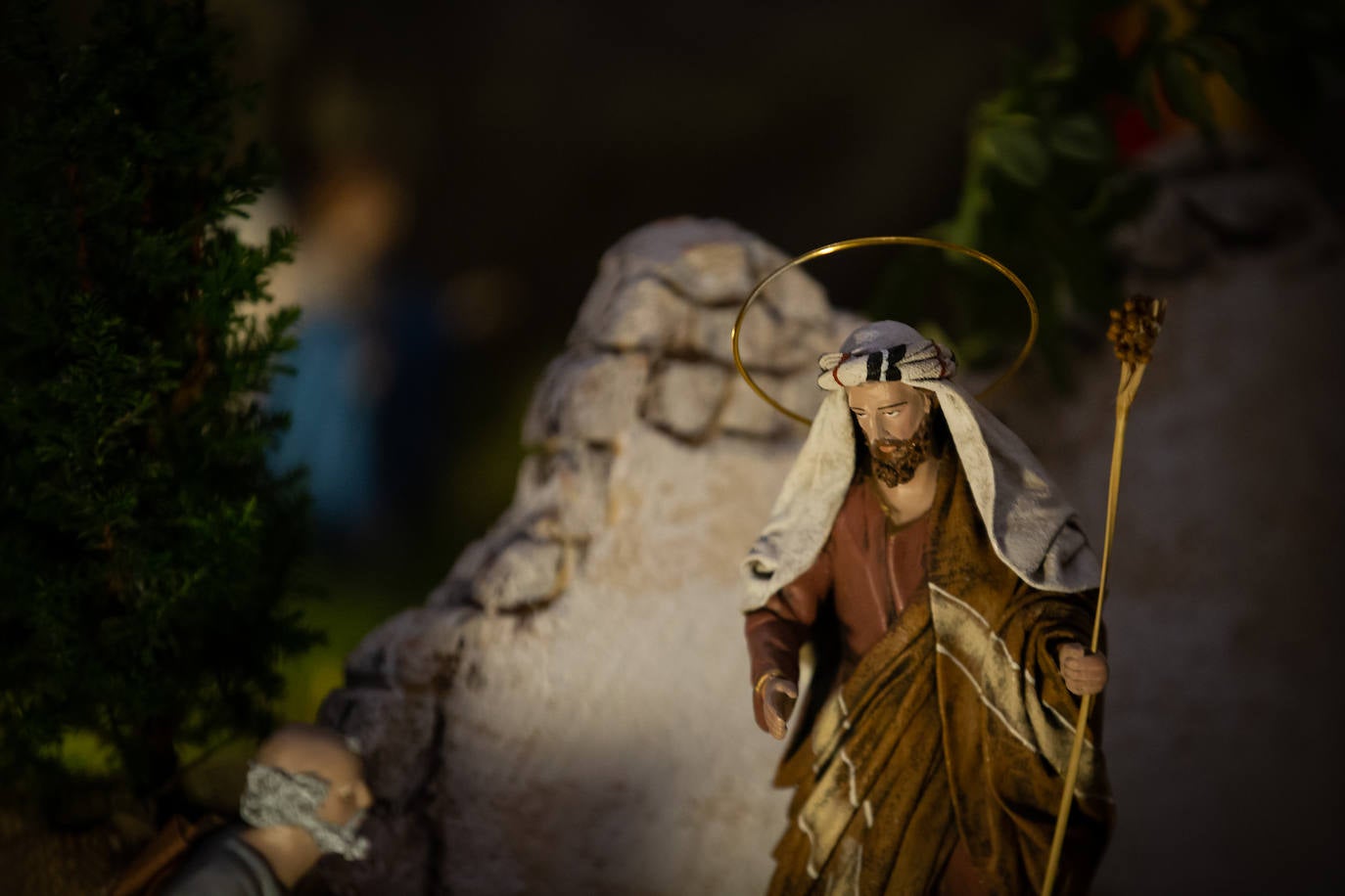 Últimos detalles al belén del Madoc, ya abierto. 