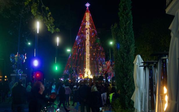 Acto de encendido del Gran Árbol de la Navidad de la Plaza Circular de Murcia. 