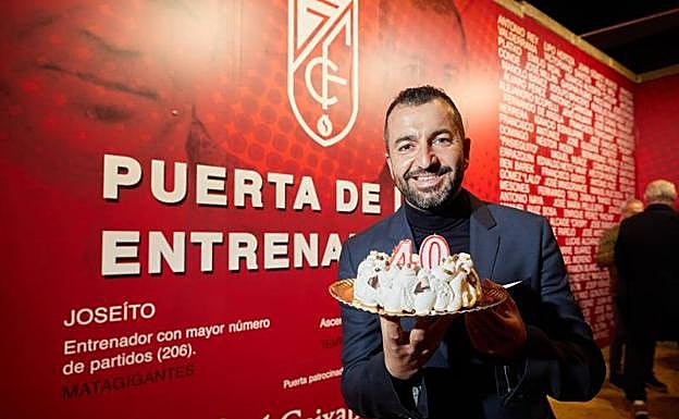Diego Martínez, junto al mural con su imagen y la tarta de cumpleaños que le entregó IDEAL. 