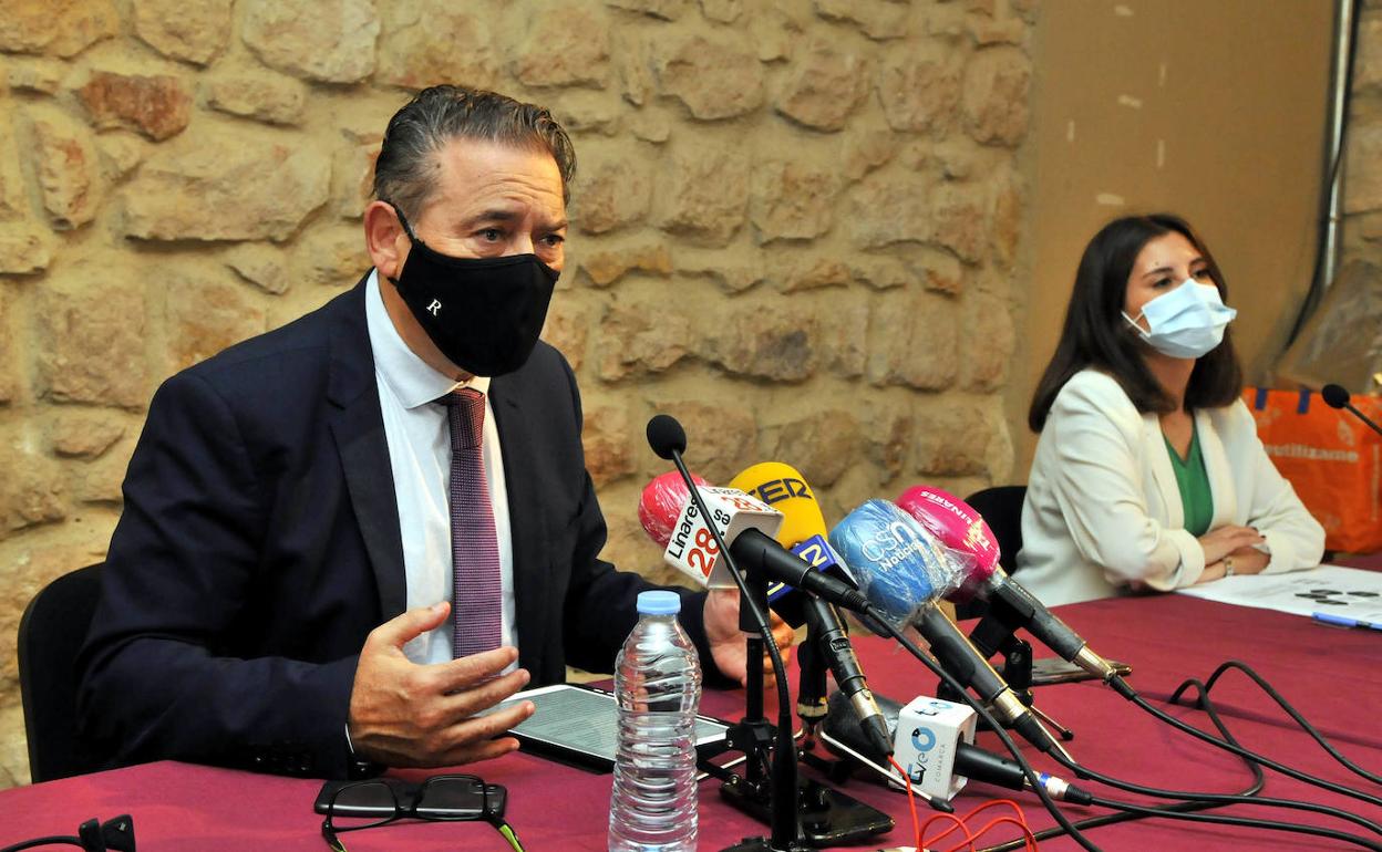 El alcalde, Raúl Caro, y la edil de Bienestar Social, Myriam Martínez. 