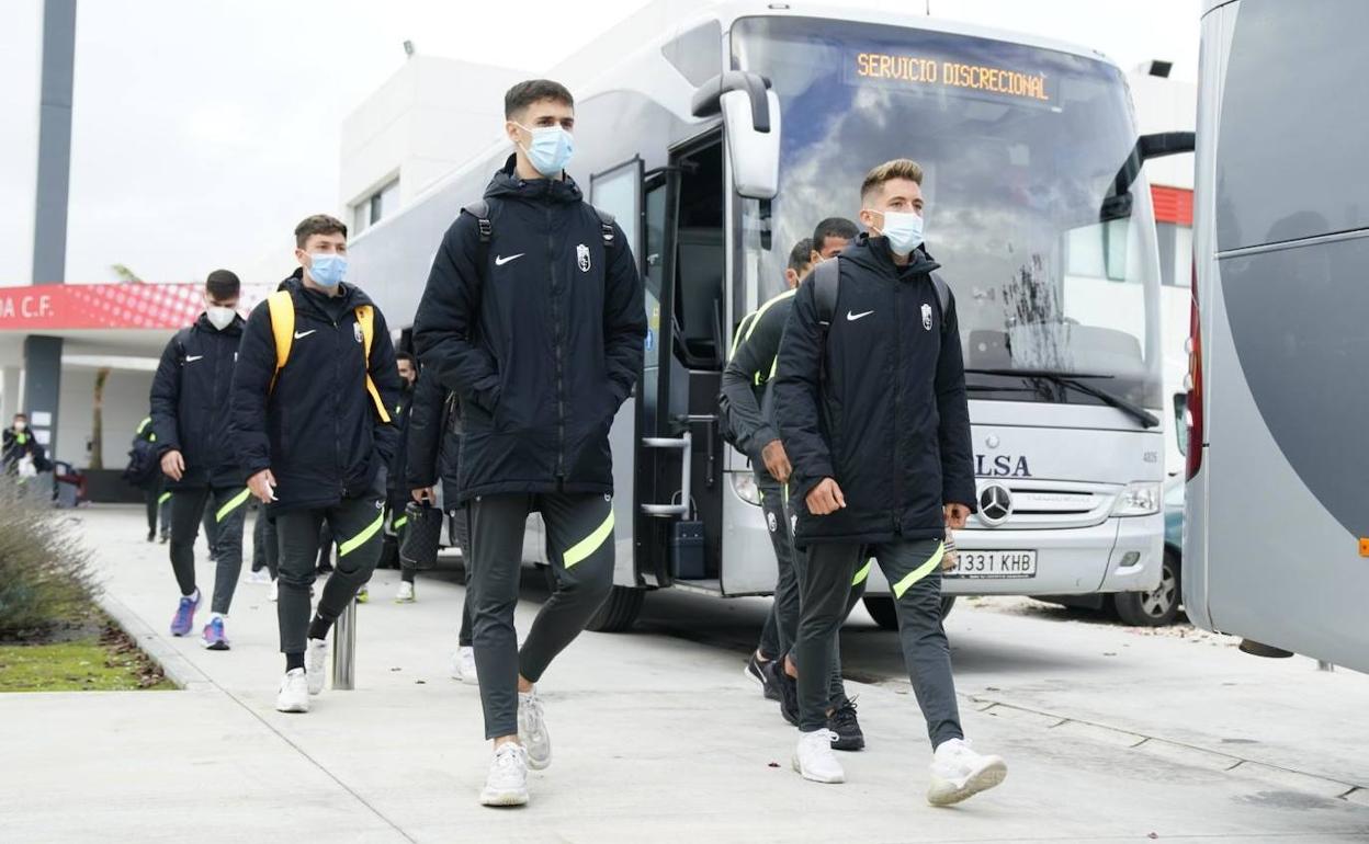 Los canteranos Pepe Sánchez e Isma Ruiz, seguidos por Antonio Aranda, en la salida de la Ciudad Deportiva. 