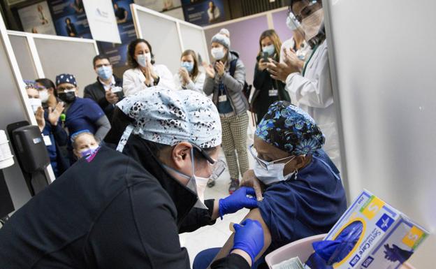 Vacunación en un hospital de Nueva York.