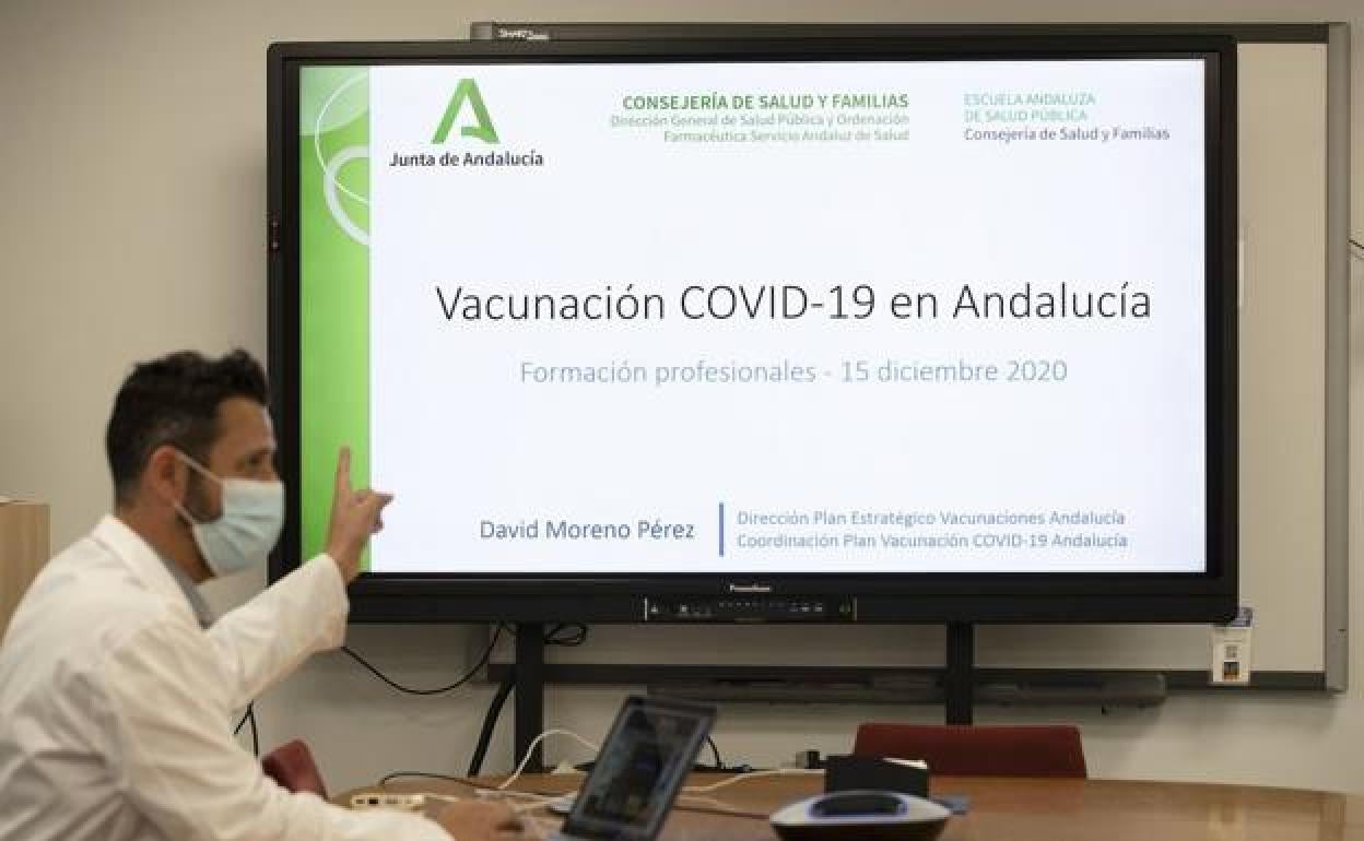 El director del Plan de Vacunas de Andalucía, David Moreno, en la primera sesión del curso. 