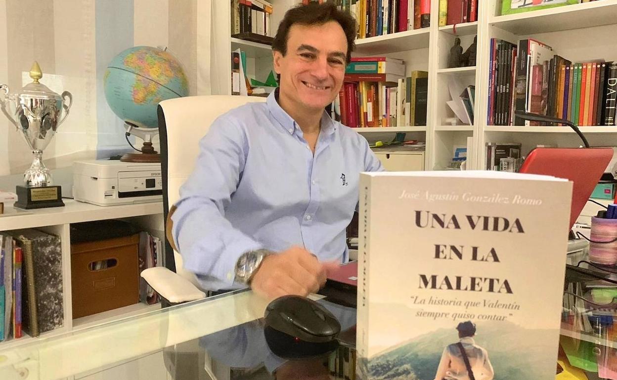 Agustín González posa para la entrevista junto al libro. 