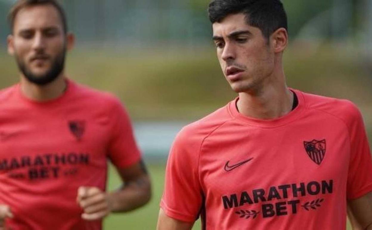 Carlos Fernández, contrariado durante un entrenamiento con el Sevilla. 