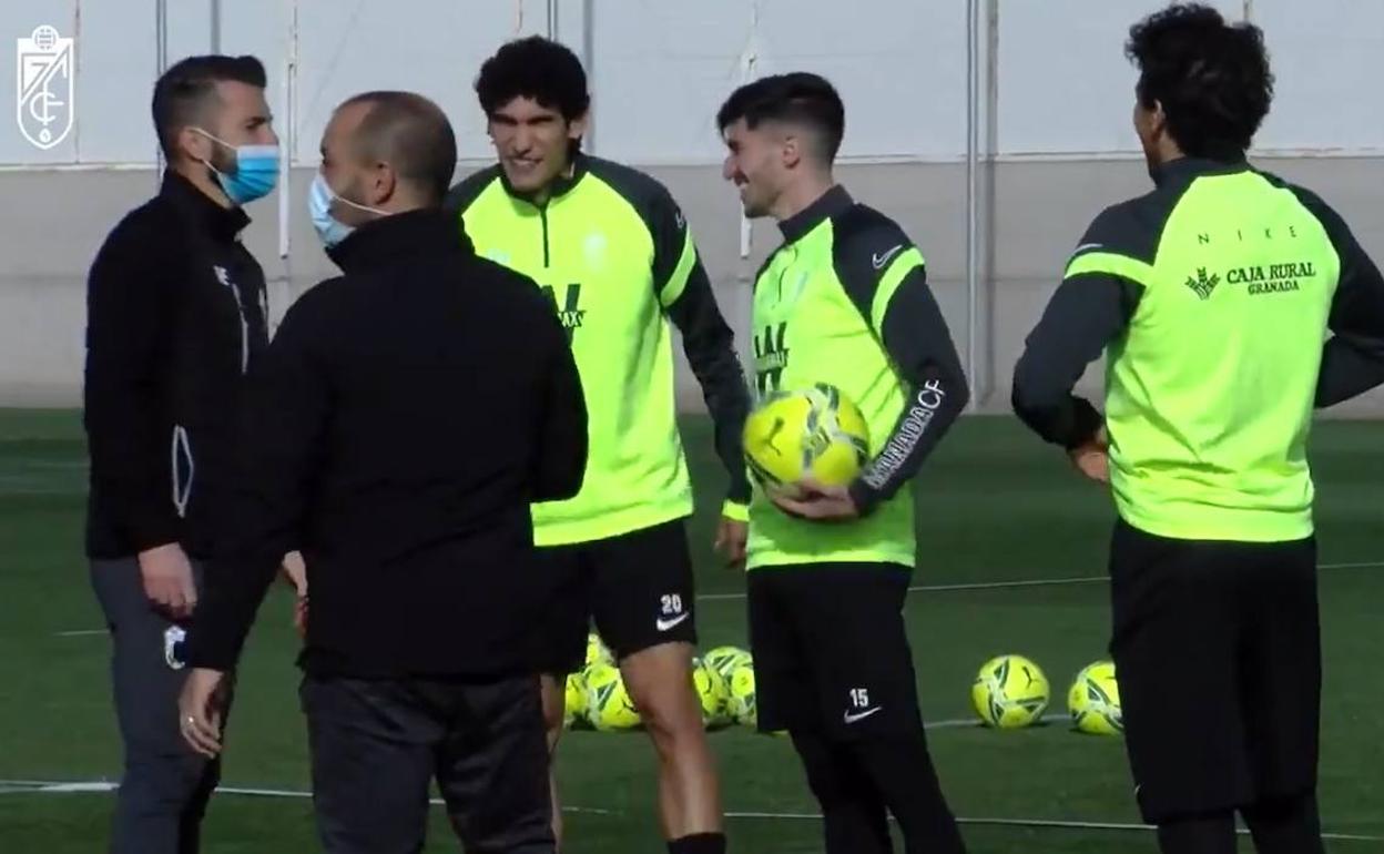 Vallejo y Neva bromean durante el entrenamiento. 