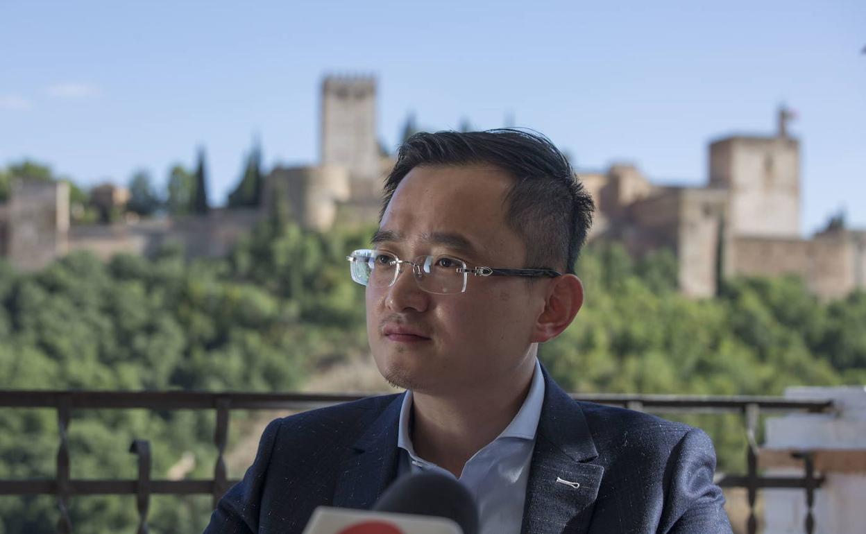 John Jiang, expresidente del Granada, con la Alhambra de fondo en su presentación como mandatario.