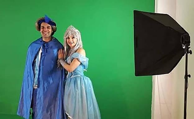 Óscar posa junto a la Princesa de la Luz con su capa principesca. 