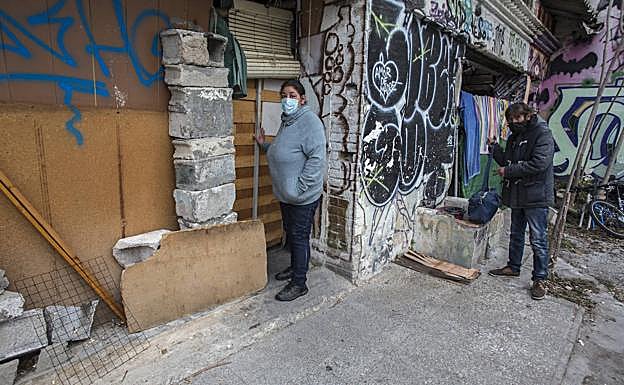 Dos de los inquilinos de las naves, ante sus chabolas