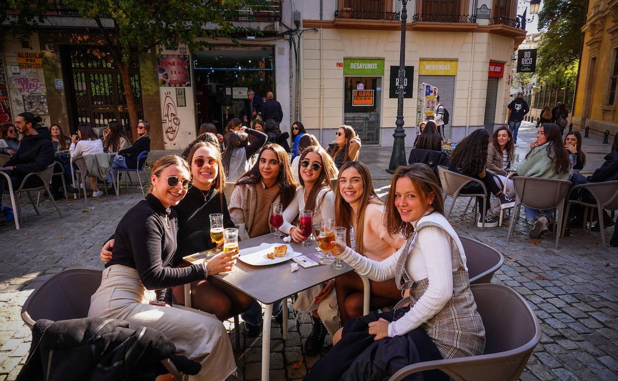 ¿Cuándo no puedes tomarte una cerveza o una copa en los bares y cafeterías de Andalucía desde ahora?. 