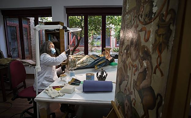El taller de restauración se halla en el edificio de Nuevos Museos, en el recinto de la Alhambra. 
