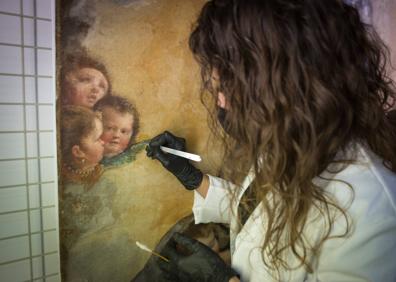 Imagen secundaria 1 - Este lienzo de 'Virgen con Niño', de autor desconocido, formará parte de la exposición 'Inéditos' que prepara el Museo de Bellas Artes. 