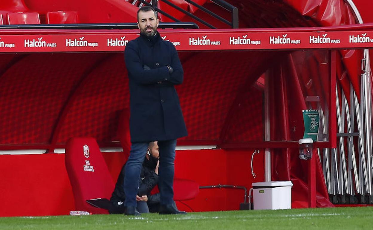 Diego Martínez se dirige a sus jugadores desde el banquillo. 