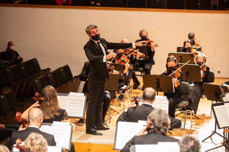 El director Lucas Macías en un momento del concierto de la OCG anoche